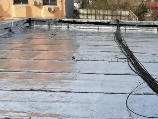 怀宁卫生间漏水维修公司分享下怀宁屋面楼顶防水刚性防水层施工要点。